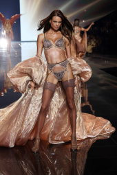 Комплект с вышивкой Victoria's Secret пояс для чулок и трусики стринги 1159855846 (Бежевый S)