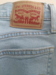 Женские укороченные джинсы Levi's 1159856963 (Голубой W27 L28)