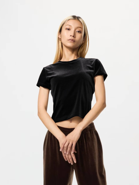 Велюровая укороченная футболка UNIQLO 1159855554 (Черный M)