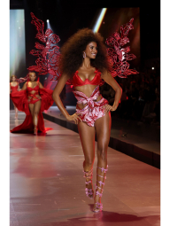 Атласный комплект белья Victoria's Secret бюст-балконет и трусики тонг с помпонами 1159861144 (Красный M)