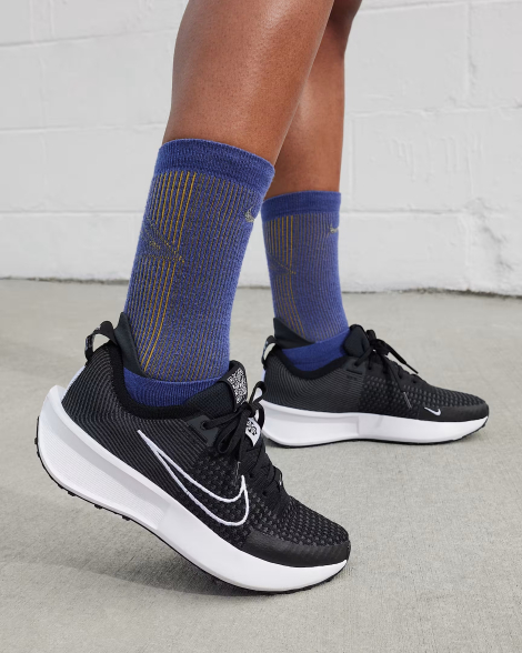 Текстильні кросівки Nike Interact Run 36,5 (6 US) 23,5 см Чорний 1159843528