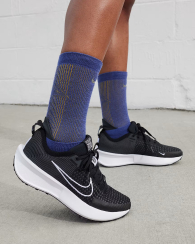 Текстильні кросівки Nike Interact Run 36,5 (6 US) 23,5 см Чорний 1159843528