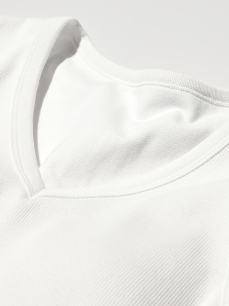 Женская майка UNIQLO со вшитыми чашками 1162033086 (Молочный S)