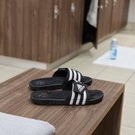 Легкие шлепанцы Adissage Slides Adidas с фирменным логотипом на липучке 50 (14 US) 32 см Черный 1159821731