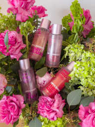 Парфюмированный мист This Kiss Shimmer Victoria's Secret Pink 1159856195 (Красный 250 ml)