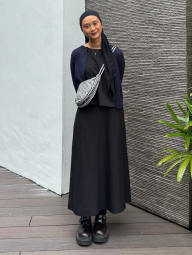 Сумка полукруглая UNIQLO через плечо 1159838859 (Черный One size)