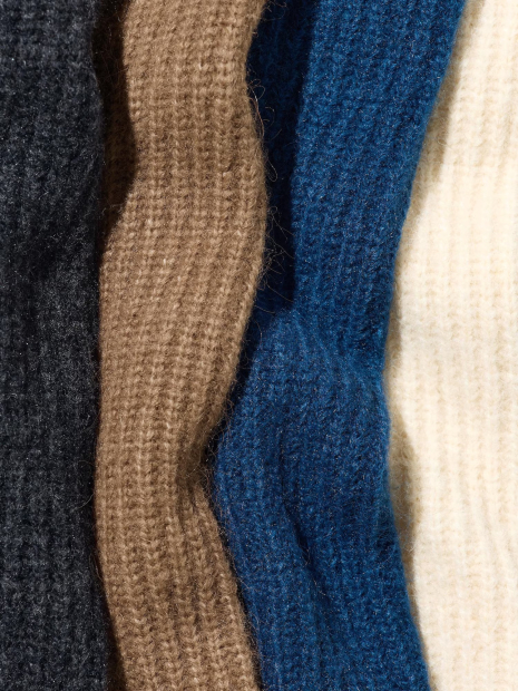 Пушистый свитер UNIQLO с V-образным вырезом 1159854947 (Молочный XL)