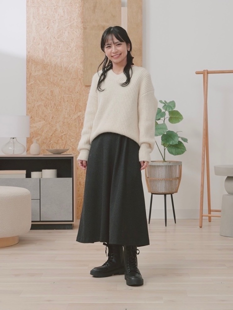 Пушистый свитер UNIQLO с V-образным вырезом 1159854947 (Молочный XL)