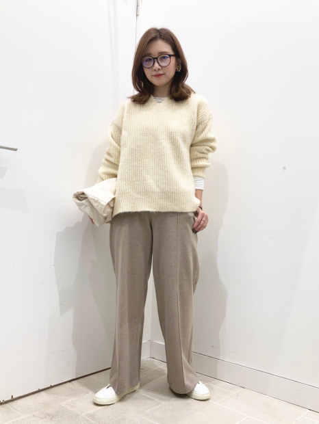 Пушистый свитер UNIQLO с V-образным вырезом 1159854947 (Молочный XL)