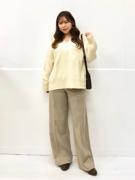 Пушистый свитер UNIQLO с V-образным вырезом 1159854947 (Молочный XL)