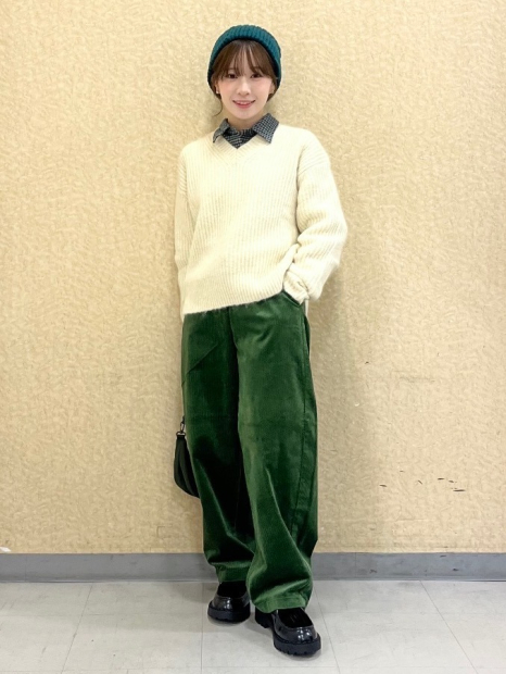 Пушистый свитер UNIQLO с V-образным вырезом 1159854947 (Молочный XL)