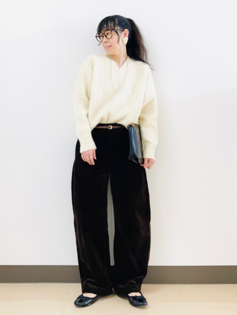 Пушистый свитер UNIQLO с V-образным вырезом 1159854947 (Молочный XL)