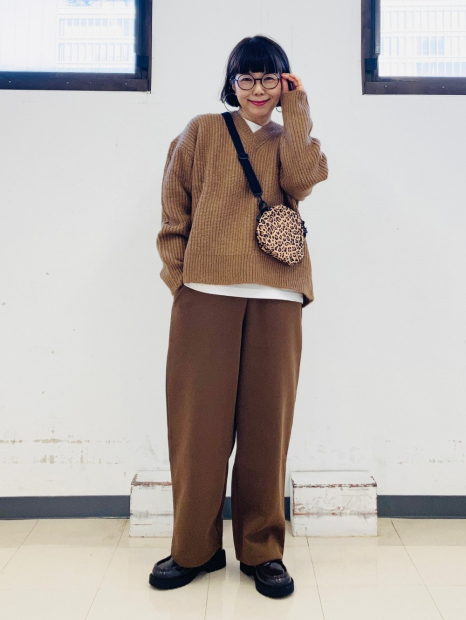 Пушистый свитер UNIQLO с V-образным вырезом 1159854976 (Коричневый L)