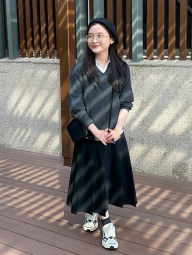 Эластичный свитер UNIQLO с V-образным вырезом 1159854078 (Серый S)