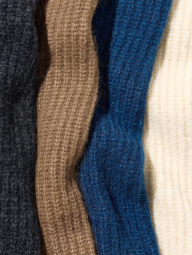 Пушистый свитер UNIQLO с V-образным вырезом 1159854947 (Молочный XL)