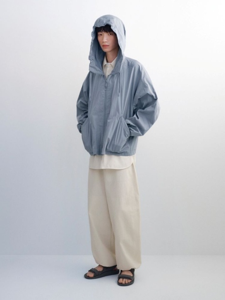 Легкая куртка Uniqlo ветровка с капюшоном 1159843356 (Серый S)