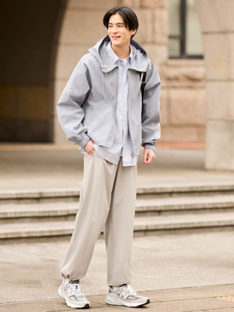 Легкая куртка Uniqlo ветровка с капюшоном 1159843356 (Серый S)