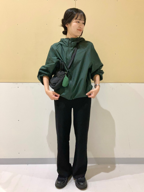 Ветровка женская Uniqlo компактная легкая куртка с капюшоном 1159854527 (Зеленый L)