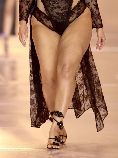 Кружевной комплект белья Victoria's Secret бралетт и трусики чики 1159833618 (Черный L)