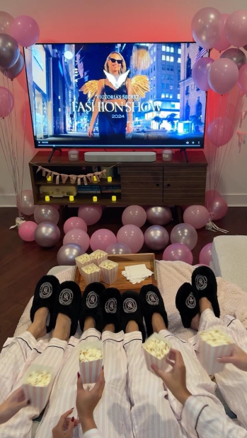 Тапочки зі штучного хутра Victoria's Secret із закритим носком 40-41 (9-10 US) 26 см Чорний 1159822251
