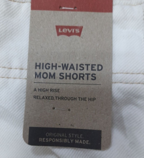 Женские джинсовые шорты Mom Levi's с высокой посадкой 1159818652 (Молочный 27)