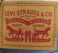 Женские джинсовые шорты Levi's с необработанным краем 1159818551 (Голубой 31)