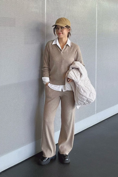 Эластичный свитер UNIQLO с V-образным вырезом 1159834073 (Коричневый L)